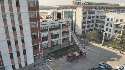 我校开展高层建筑灭火救援实战综合演练